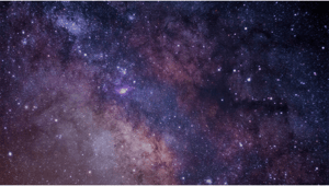 Astrofotografie einer Galaxie mit bunten Sternenfeldern